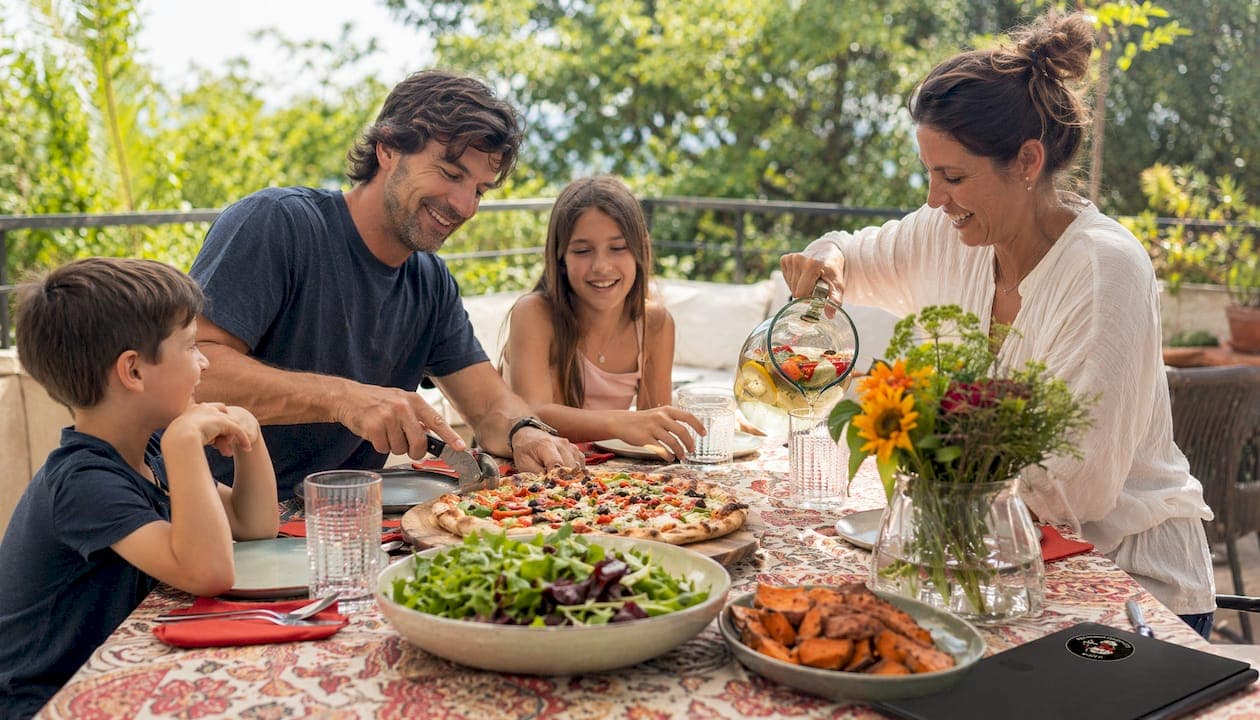How to balance nutrition in a pizza family meal