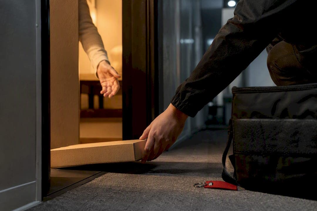 Schedule pizza delivery: what really controls arrival time